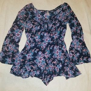 Nwot boho Bell sleeve floral romper xhilaration
